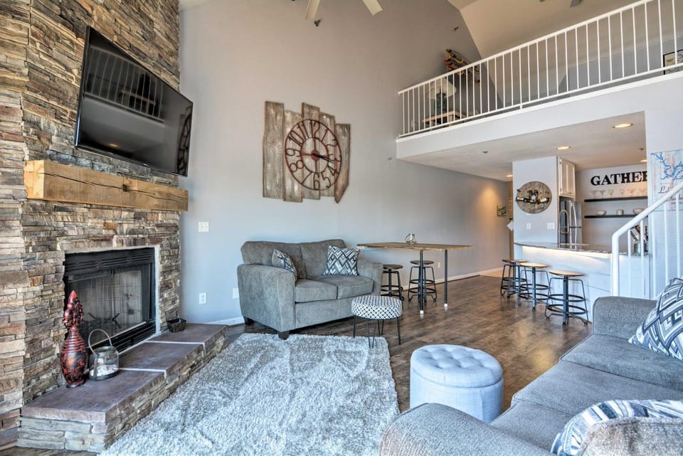 Fun w/ Family! Lake of the Ozarks Condo w/ Pool House in Osage Beach