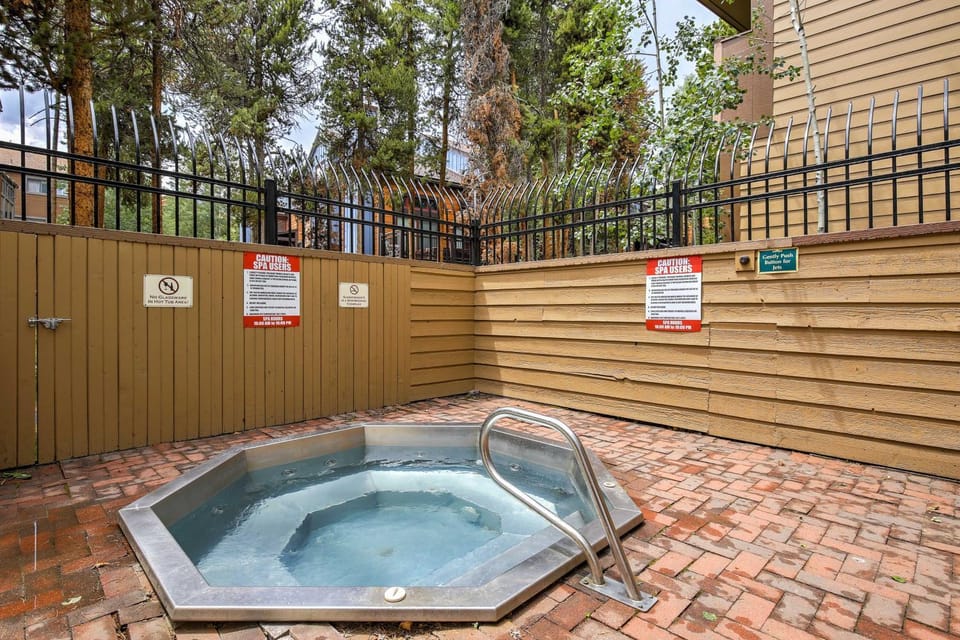 Walk to Chair Lift: Mtn-View Breckenridge Condo House in Breckenridge