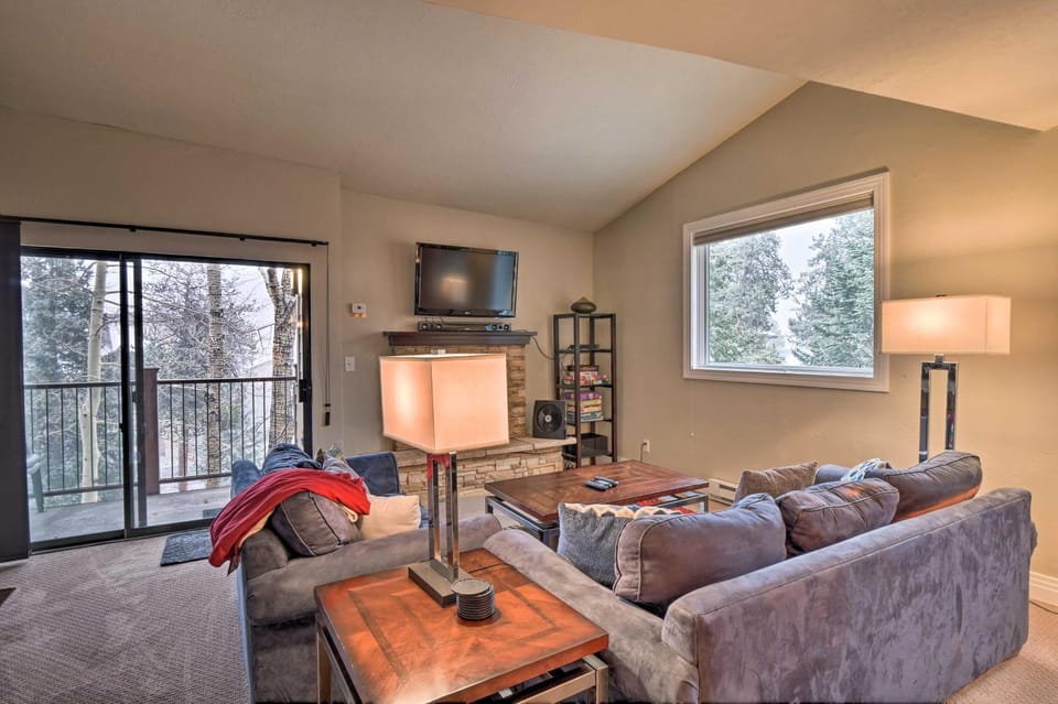 Walk to Chair Lift: Mtn-View Breckenridge Condo House in Breckenridge