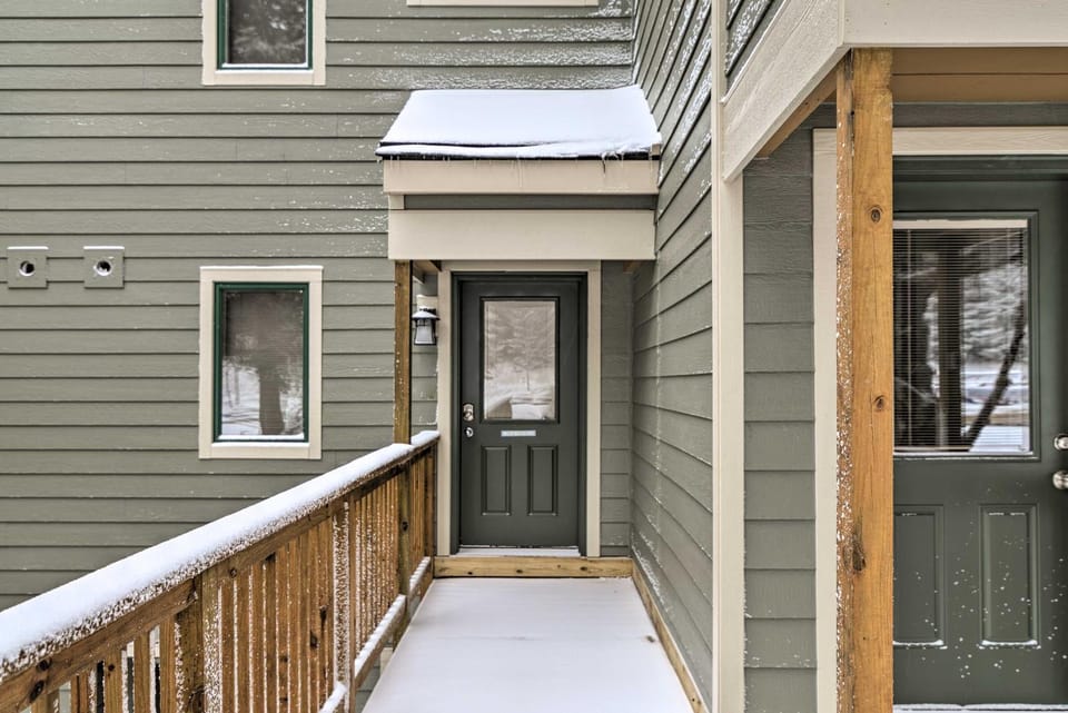 Slopeside Snowshoe Condo - Walk to Ski Lifts! House in Snowshoe