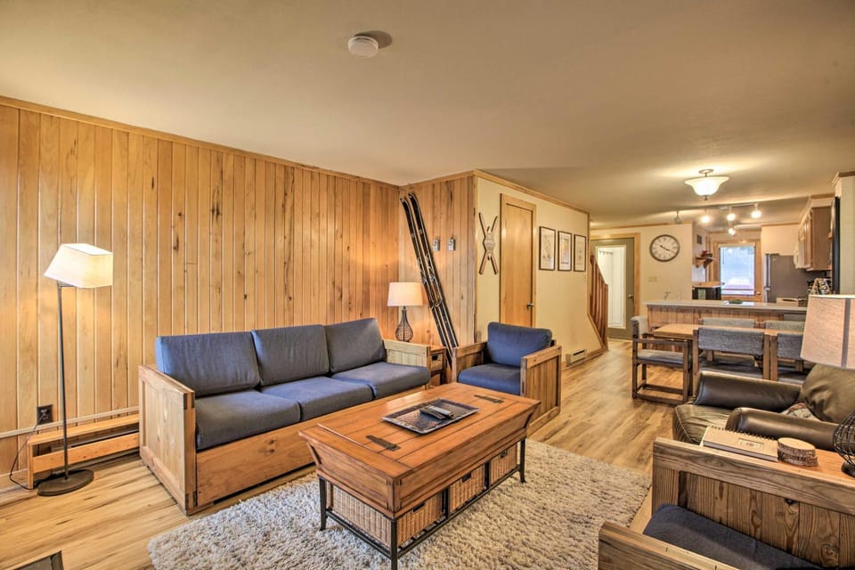 Slopeside Snowshoe Condo - Walk to Ski Lifts! House in Snowshoe