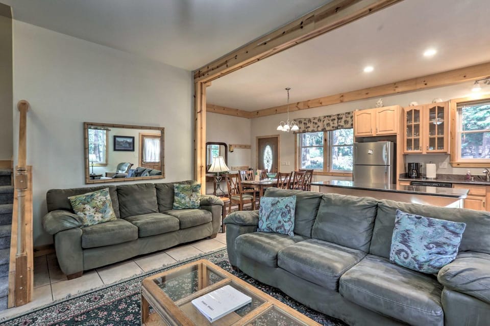 Carnelian Bay Home w/ Hot Tub Near Tahoe Skiing House in Lake Tahoe