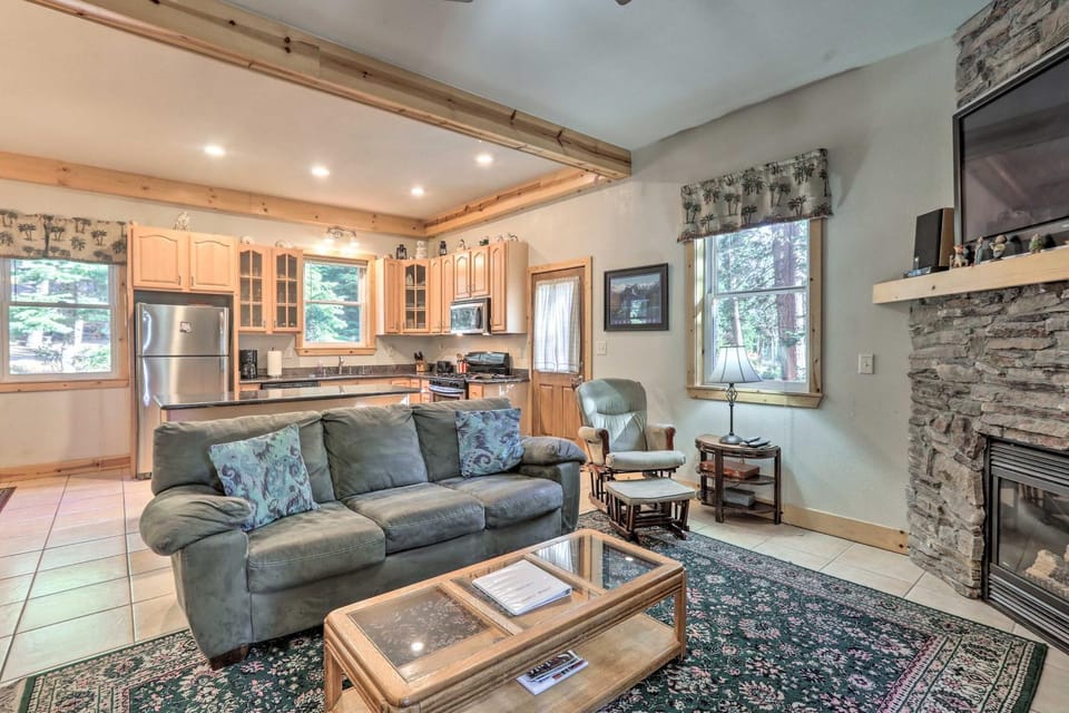 Carnelian Bay Home w/ Hot Tub Near Tahoe Skiing House in Lake Tahoe