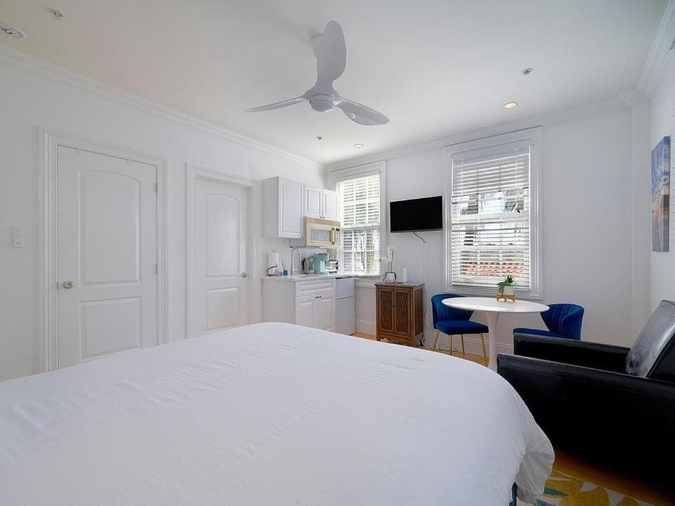 ORCHID SUITES - Historic Palm Beach Hotel Condominium Apartment in Palm Beach