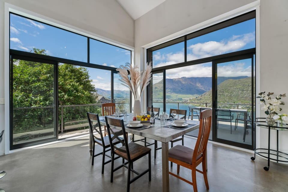 Modern Alpine Living with Spectacular View House in Queenstown