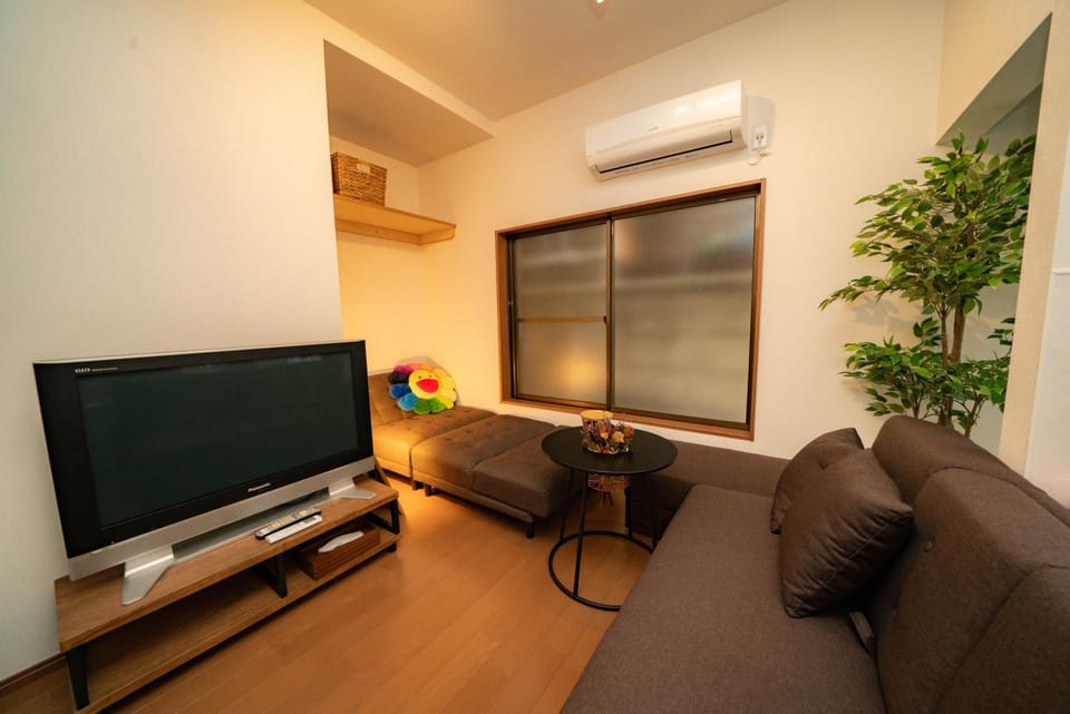 TV and multimedia, Living room, Seating area, Evening entertainment, air conditioner
