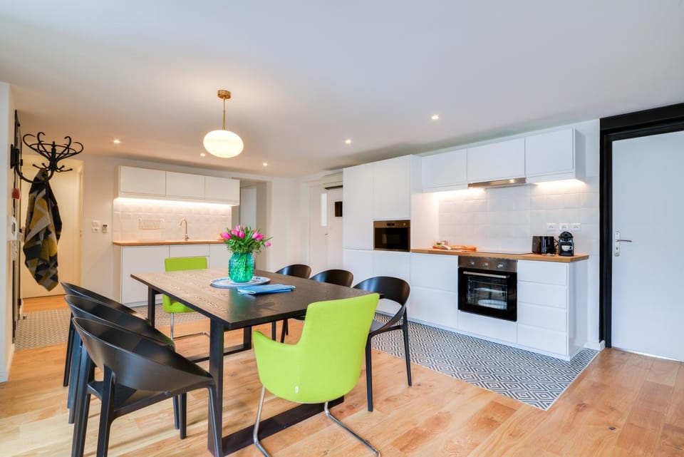 Coffee/tea facilities, Kitchen or kitchenette, Living room