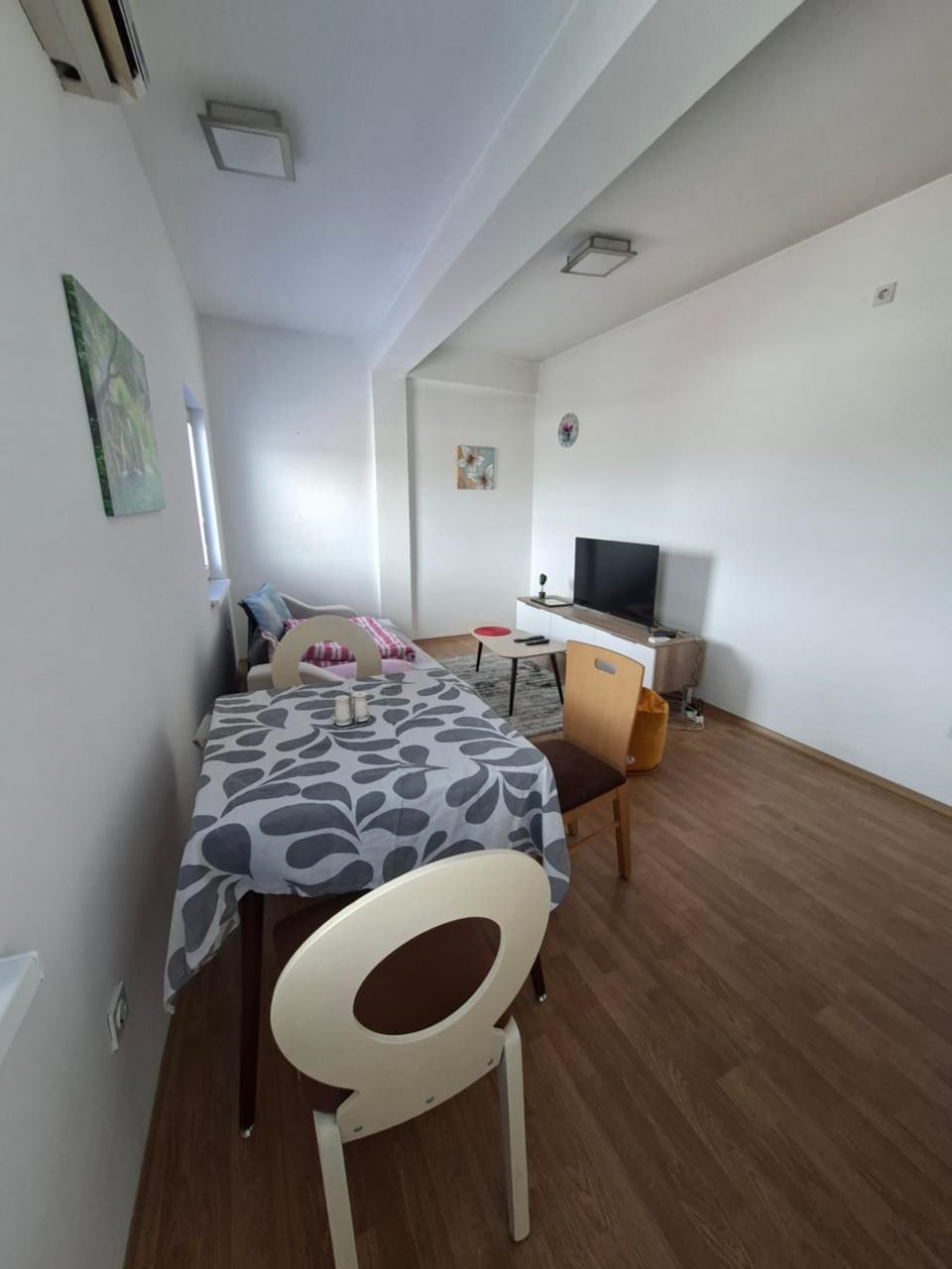 TV and multimedia, Living room, Seating area, Dining area