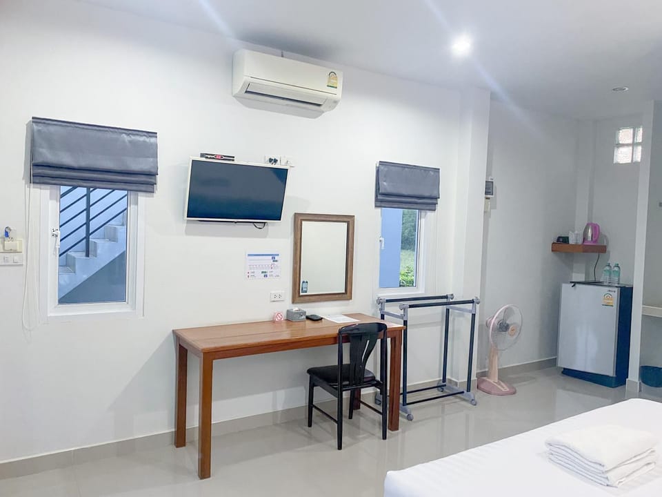 Photo of the whole room, hair dresser, air conditioner