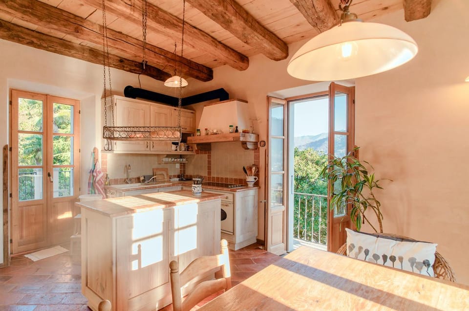 Kitchen or kitchenette, Dining area, stove