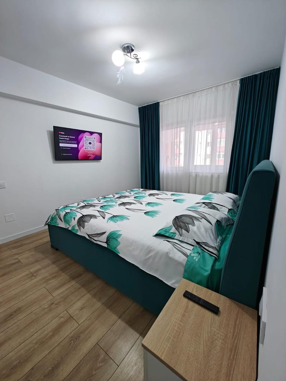Bed, TV and multimedia, Photo of the whole room, Bedroom