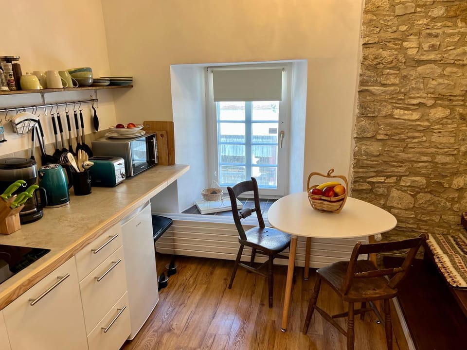 Kitchen or kitchenette, Dining area, pet friendly, stove, toaster