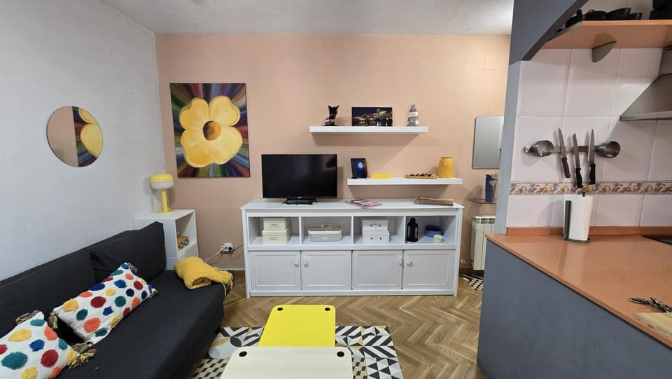 Communal lounge/ TV room, TV and multimedia, Kitchen or kitchenette, Living room, Seating area, Evening entertainment