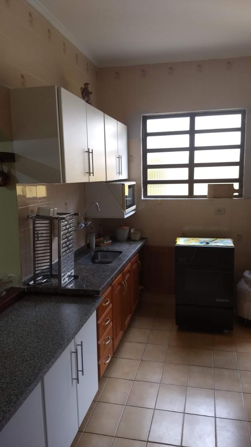Kitchen or kitchenette, microwave, stove