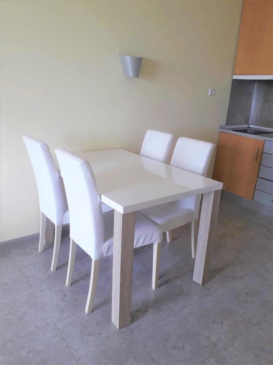 Kitchen or kitchenette, Dining area