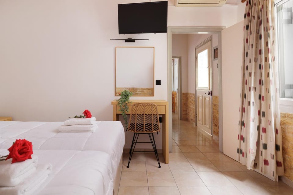 Bed, TV and multimedia, Seating area, Bedroom, towels, air conditioner