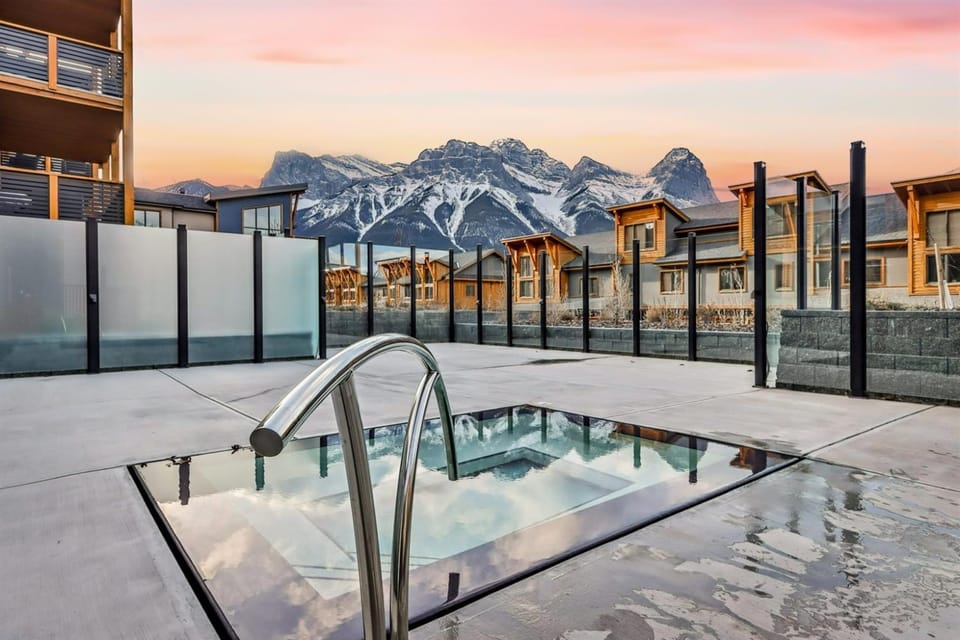 Luxury Mountain Haven Views Hot Tub Patio Spacious Quiet Central Apartment in Canmore