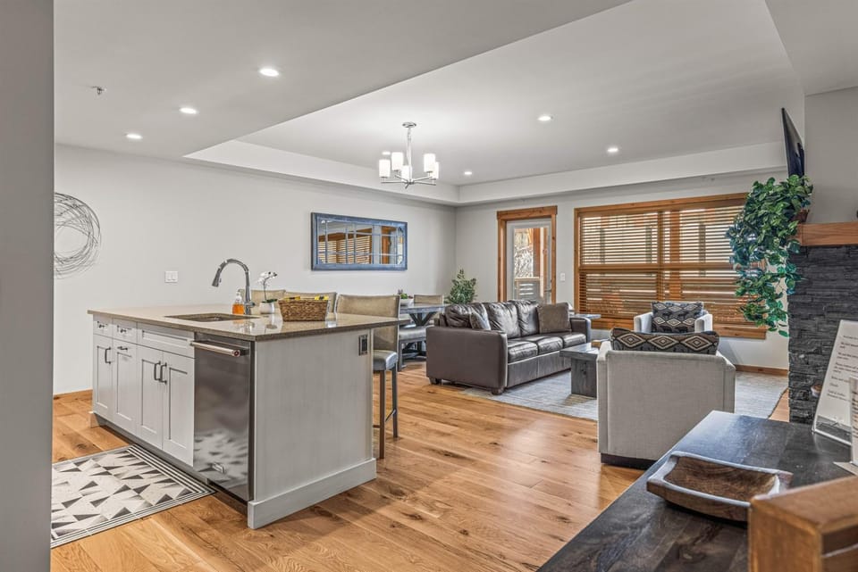 Luxury Mountain Haven Views Hot Tub Patio Spacious Quiet Central Apartment in Canmore