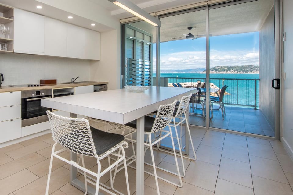 Kitchen or kitchenette, Dining area, Sea view, oven, stove