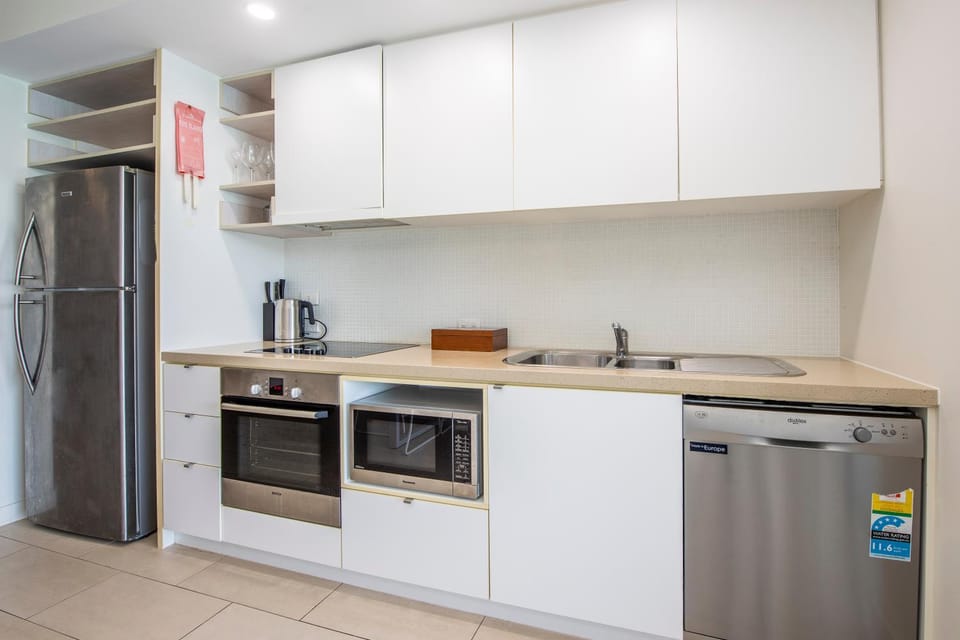 Kitchen or kitchenette, dishwasher, stove
