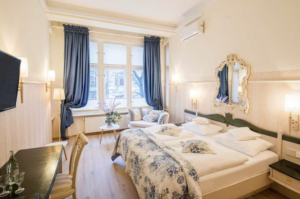 Photo of the whole room, Seating area, Bedroom