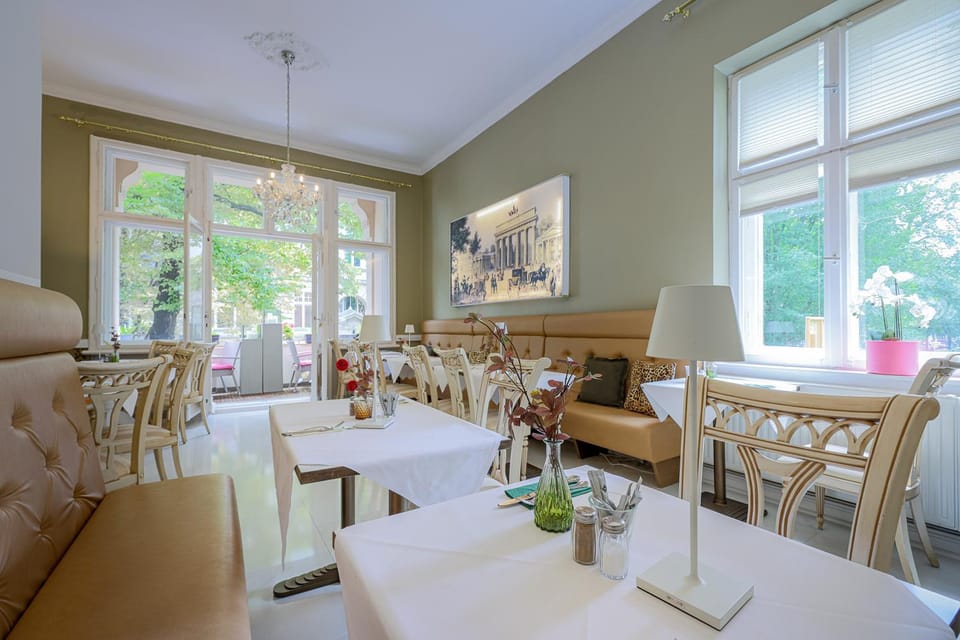 Seating area, Dining area, Buffet breakfast