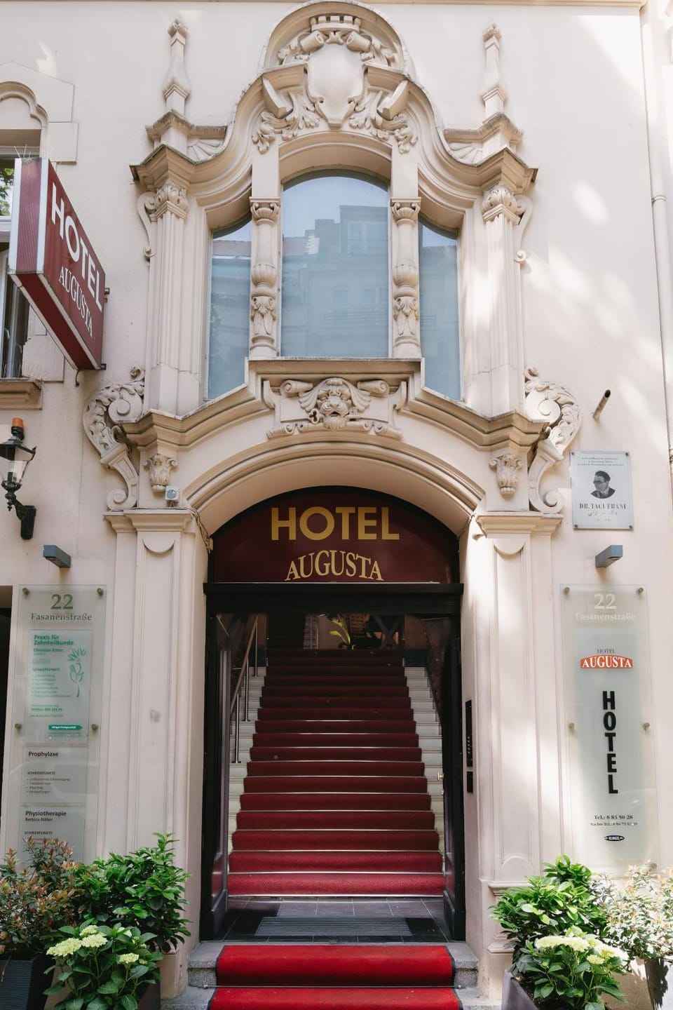 Facade/entrance