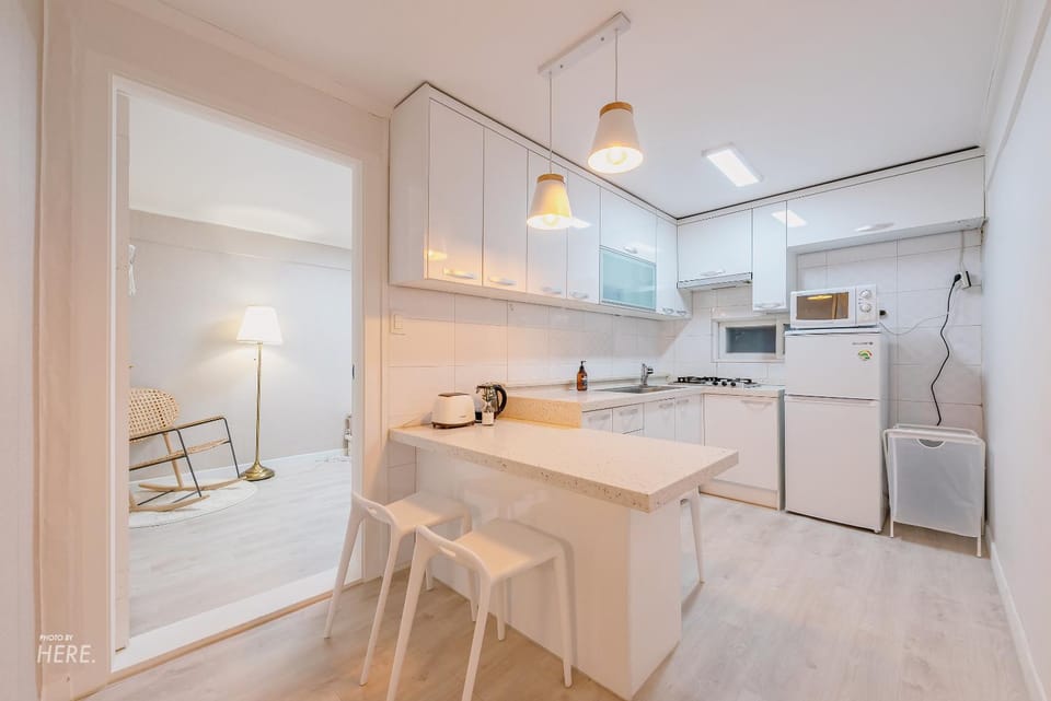 Kitchen or kitchenette, Dining area
