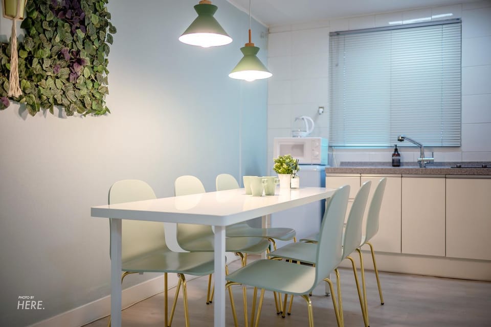Kitchen or kitchenette, Dining area