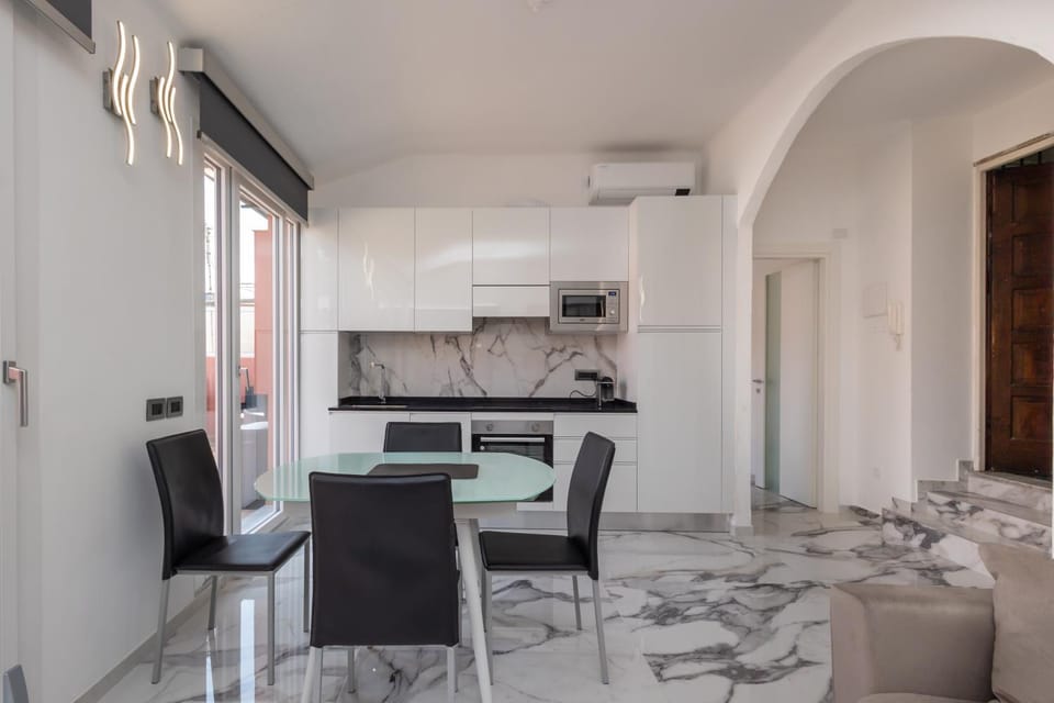 Kitchen or kitchenette, Dining area, minibar, pet friendly, stove, air conditioner