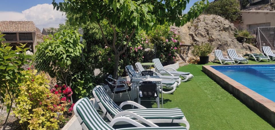 Swimming pool, sunbed