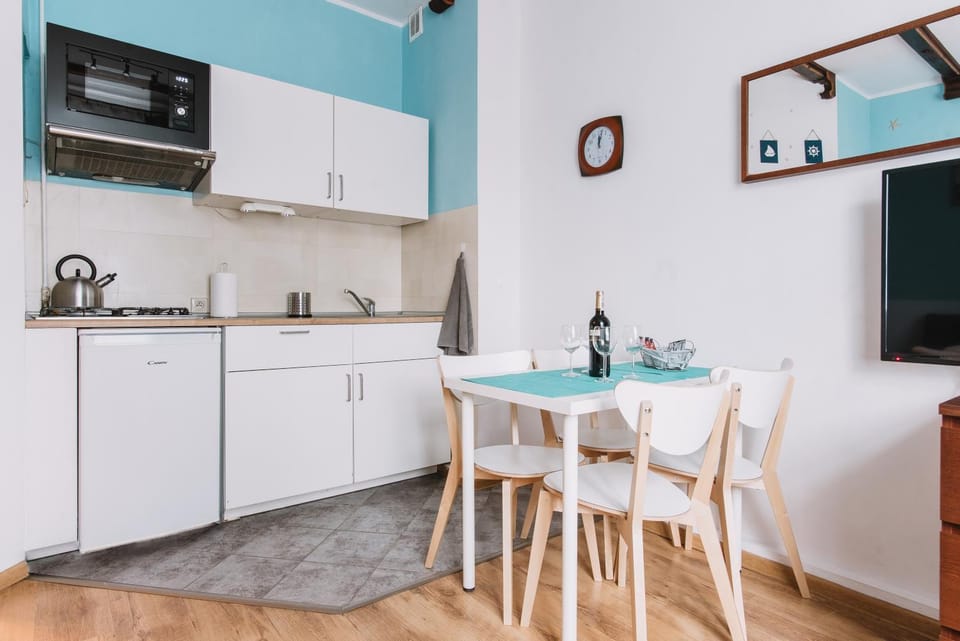 Kitchen or kitchenette, Dining area