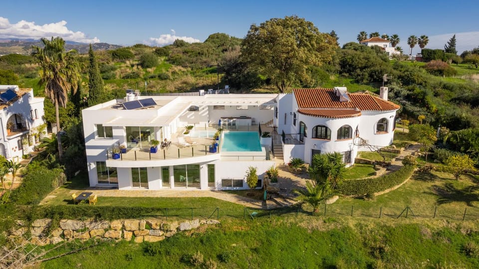 Property building, Day, Natural landscape, Garden, Garden view, Mountain view, Pool view, Swimming pool