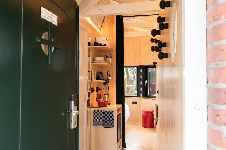 Facade/entrance, Coffee/tea facilities