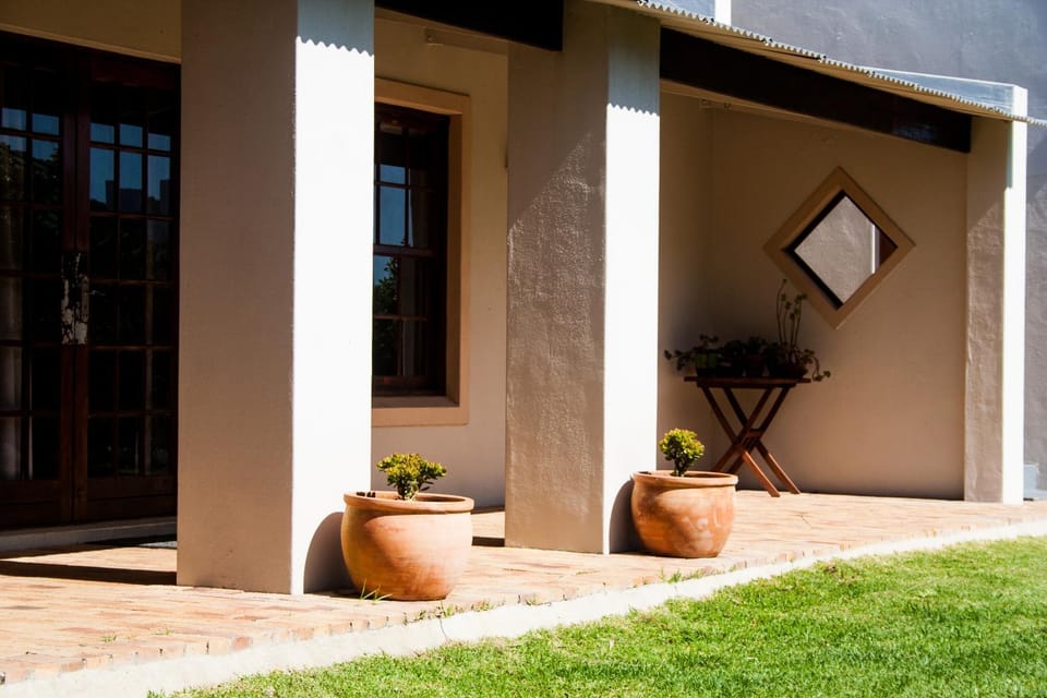 Property building, Patio, Facade/entrance