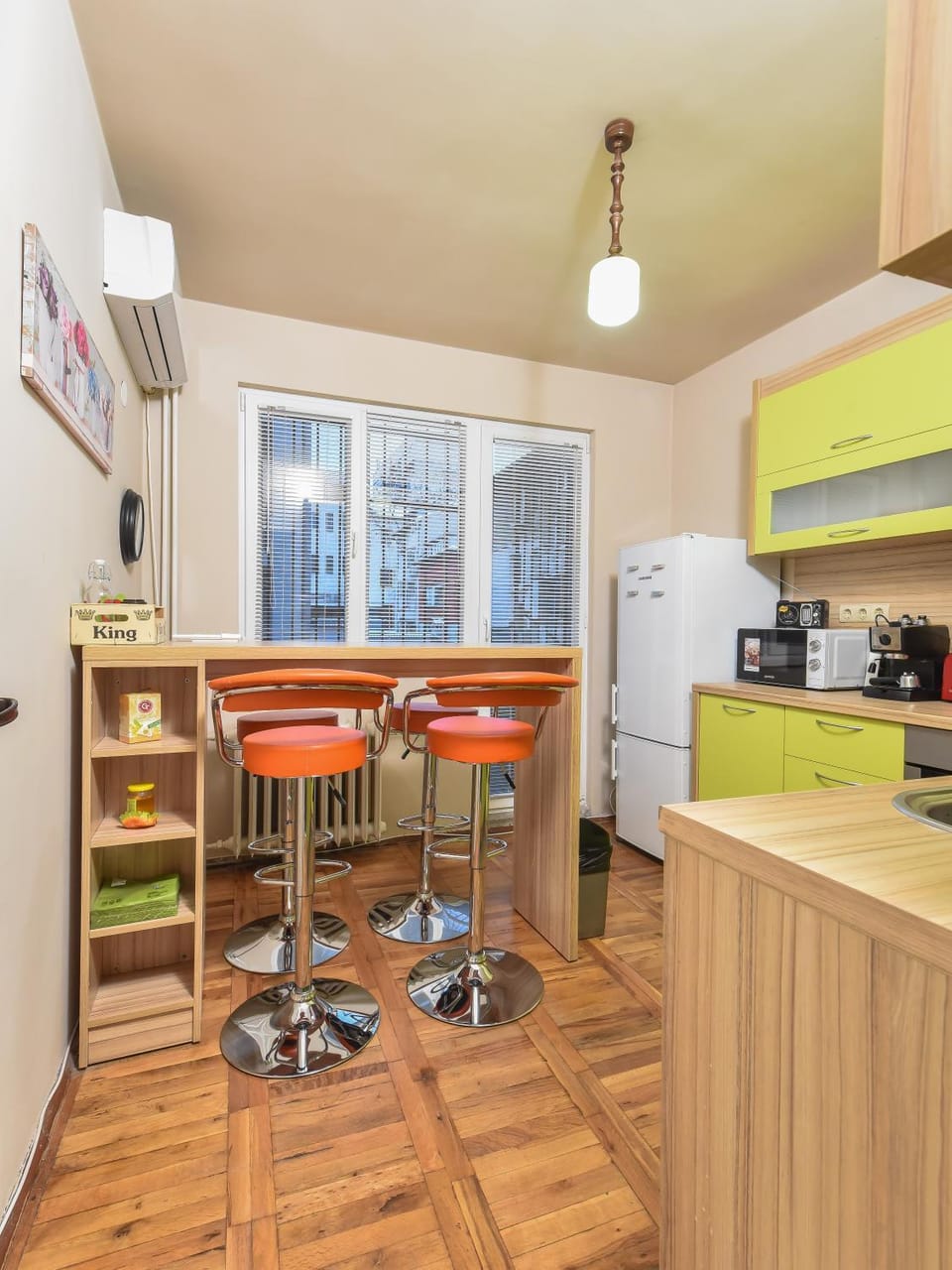 Kitchen or kitchenette, Dining area