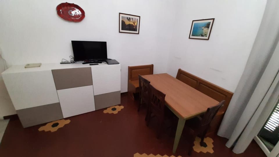 TV and multimedia, Living room, Seating area, Lunch