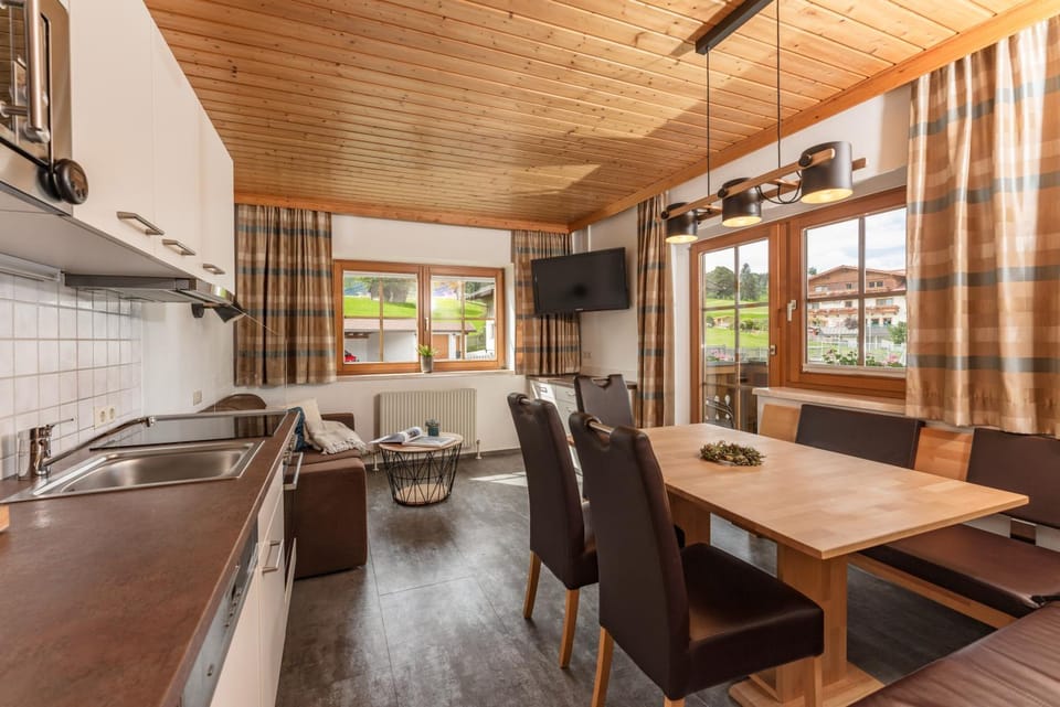 Seating area, Dining area, kitchen