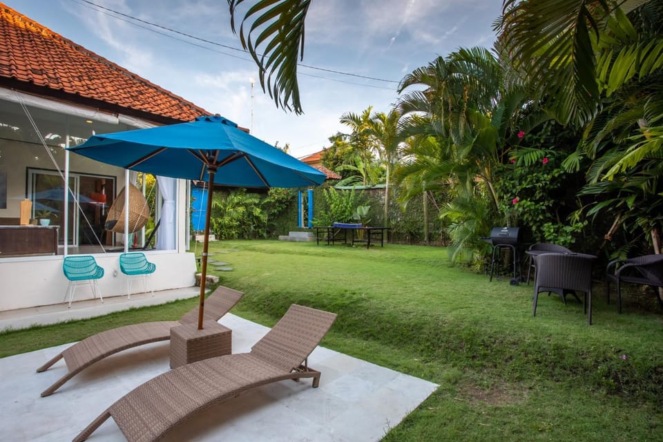 Property building, Day, Garden, Seating area, Garden view, sunbed