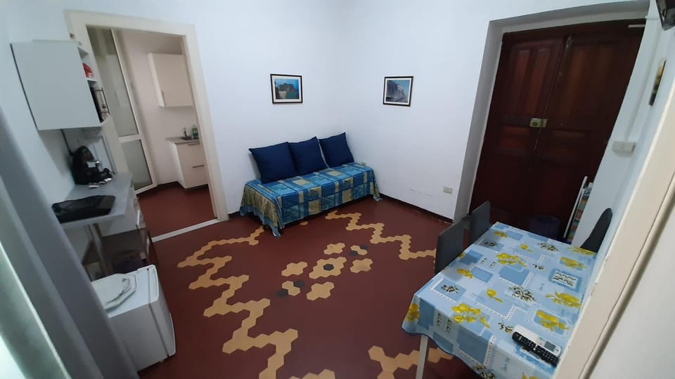 Kitchen or kitchenette, Living room, Lunch
