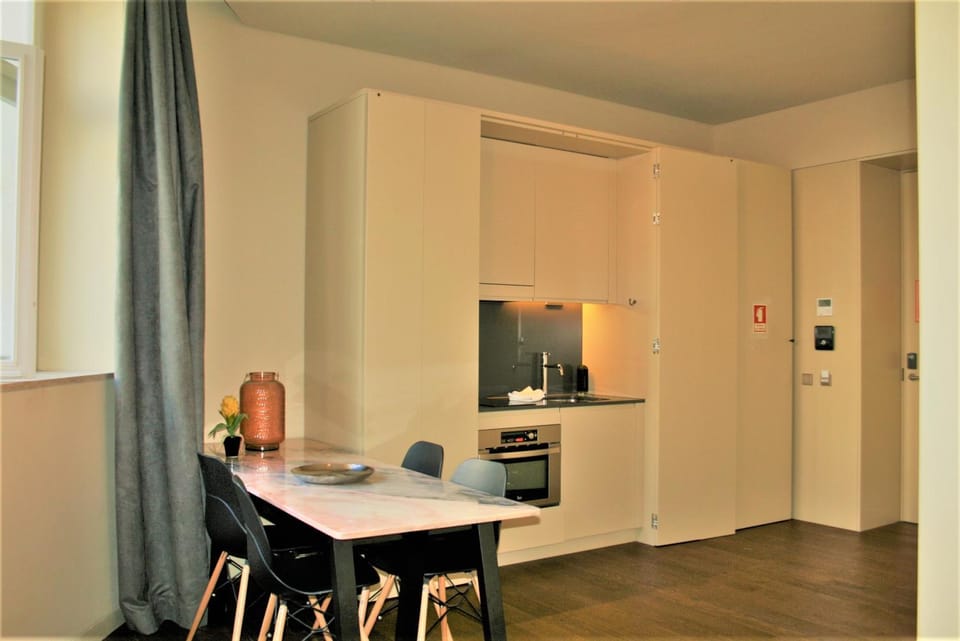 Kitchen or kitchenette, Dining area, oven, stove