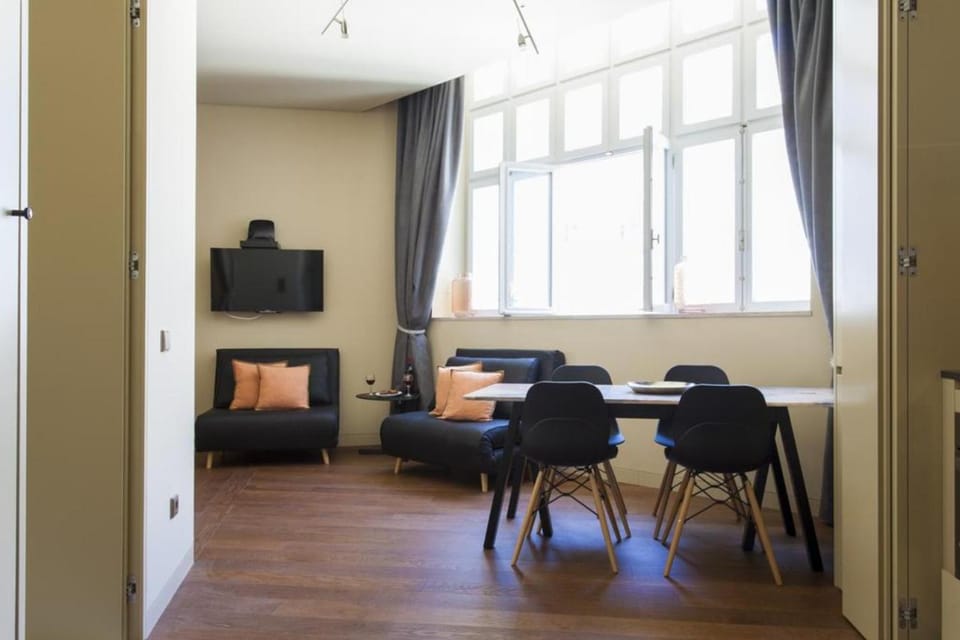 TV and multimedia, Living room, Seating area, Dining area