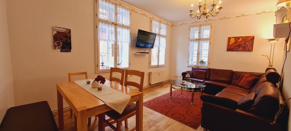 Communal lounge/ TV room, TV and multimedia, Living room, Seating area, Dining area