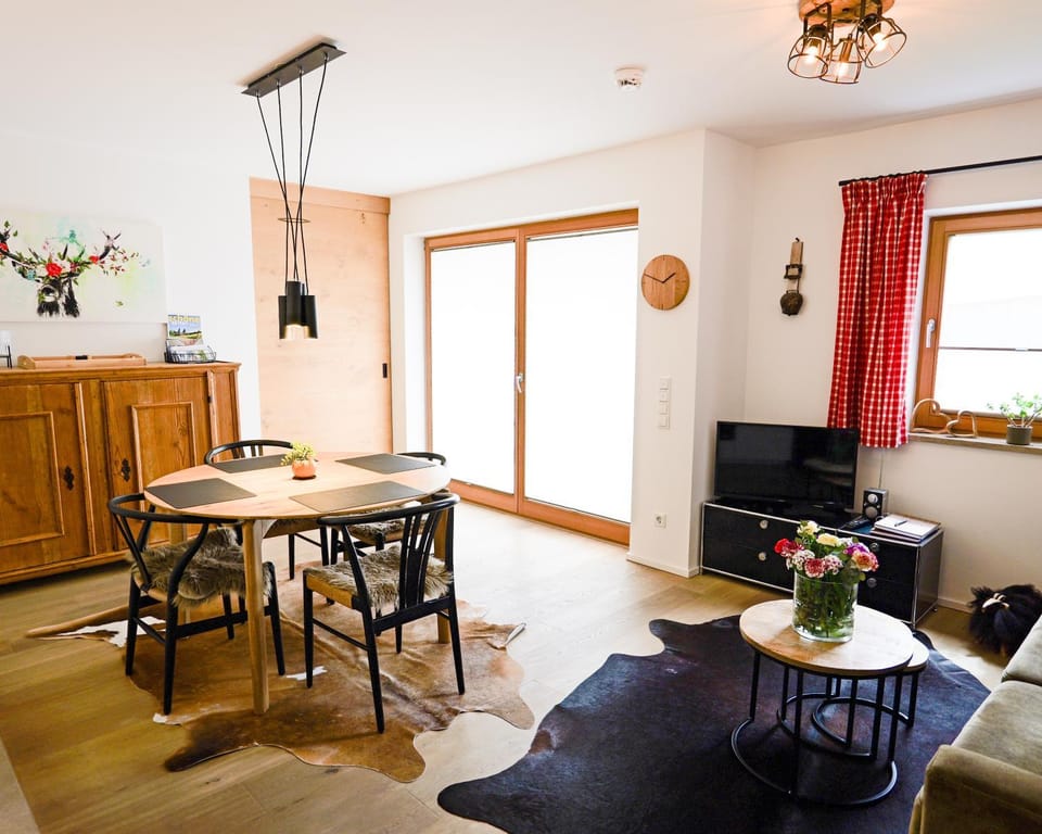 TV and multimedia, Seating area, Dining area