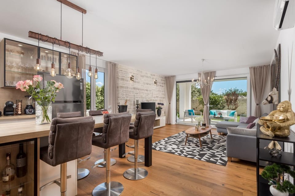 Living room, Seating area, Dining area