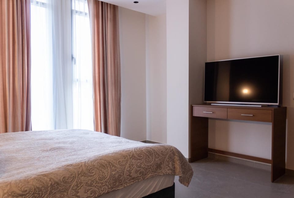 Bed, TV and multimedia, Bedroom