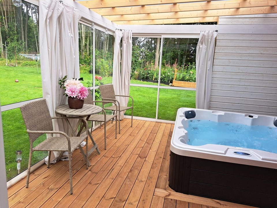 Day, Hot Tub, Hot Tub, Garden view