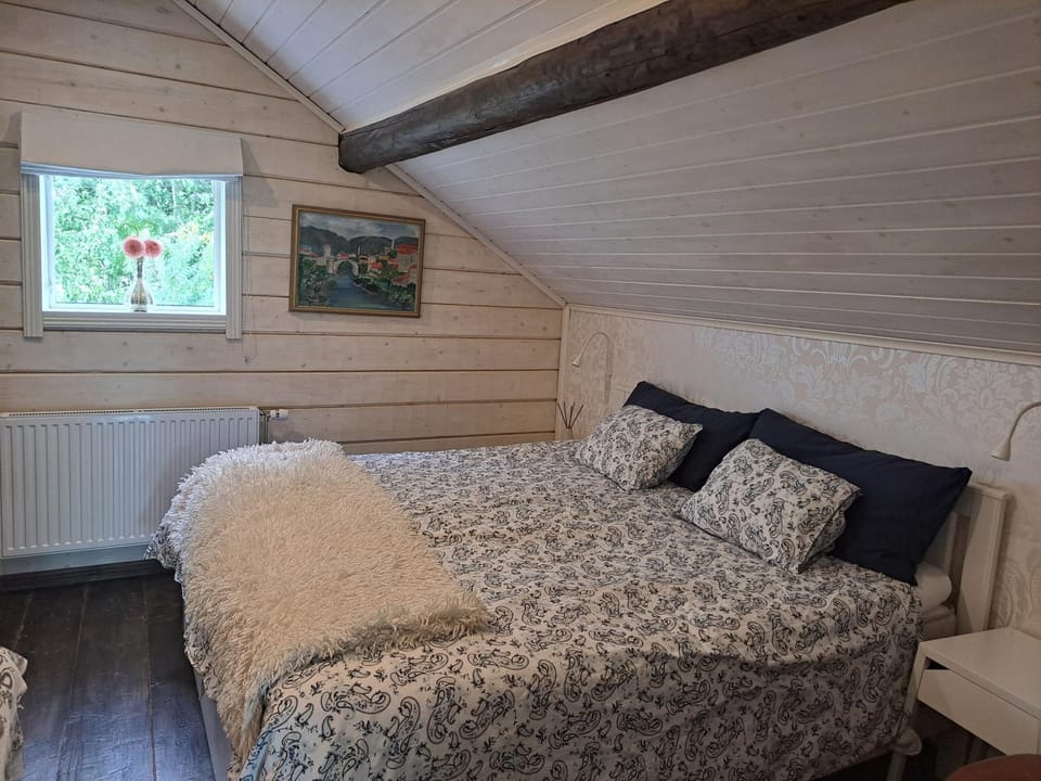 Photo of the whole room, Bedroom