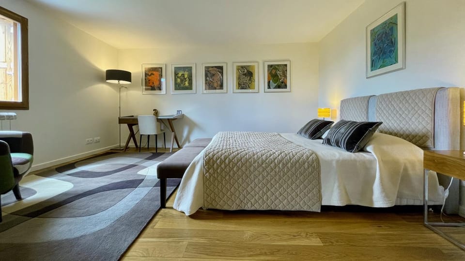 Bed, Photo of the whole room, Bedroom