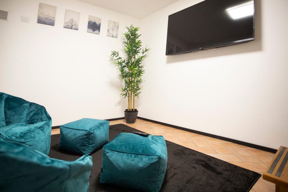 TV and multimedia, Living room, Seating area, Evening entertainment